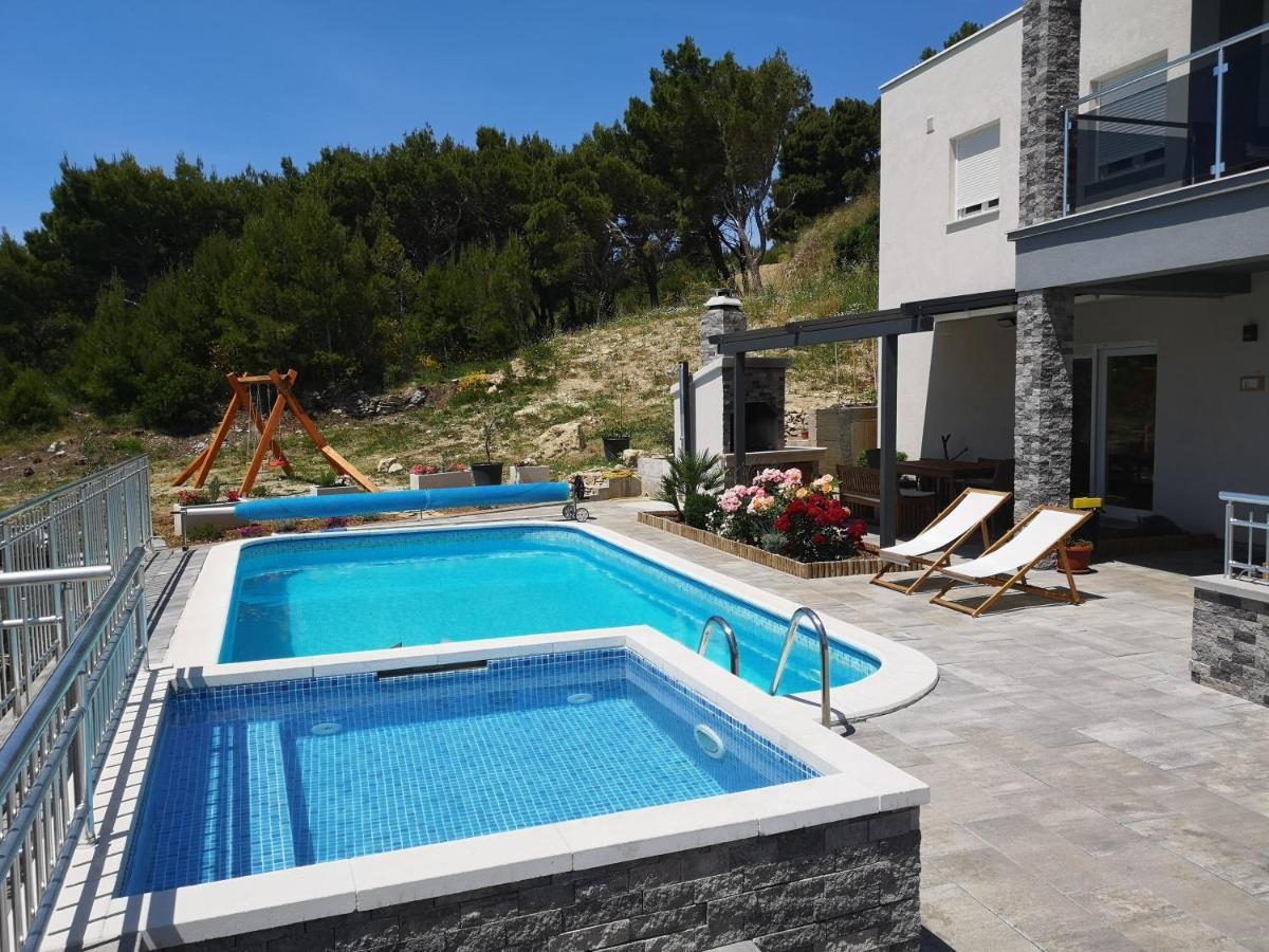 Villa Sara With Sea View And Private Heated Pool Омиш Экстерьер фото