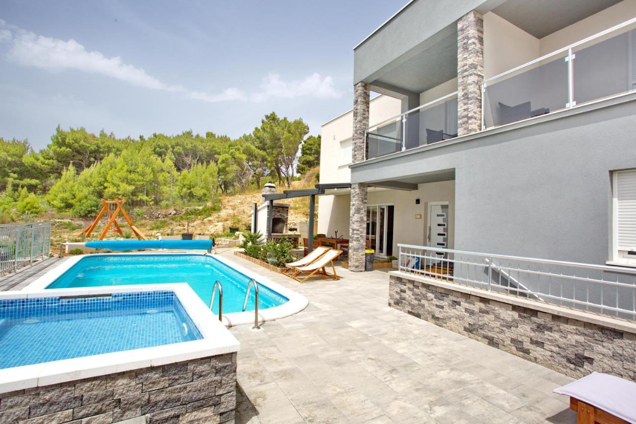 Villa Sara With Sea View And Private Heated Pool Омиш Экстерьер фото